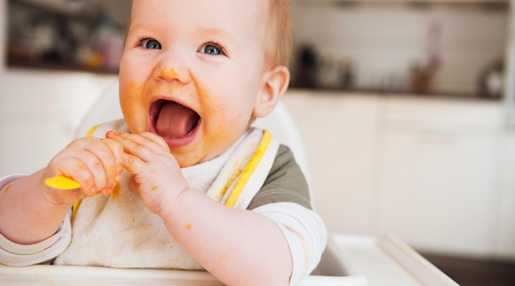dig-in-solid-food-guide-baby-eating-2160x1200